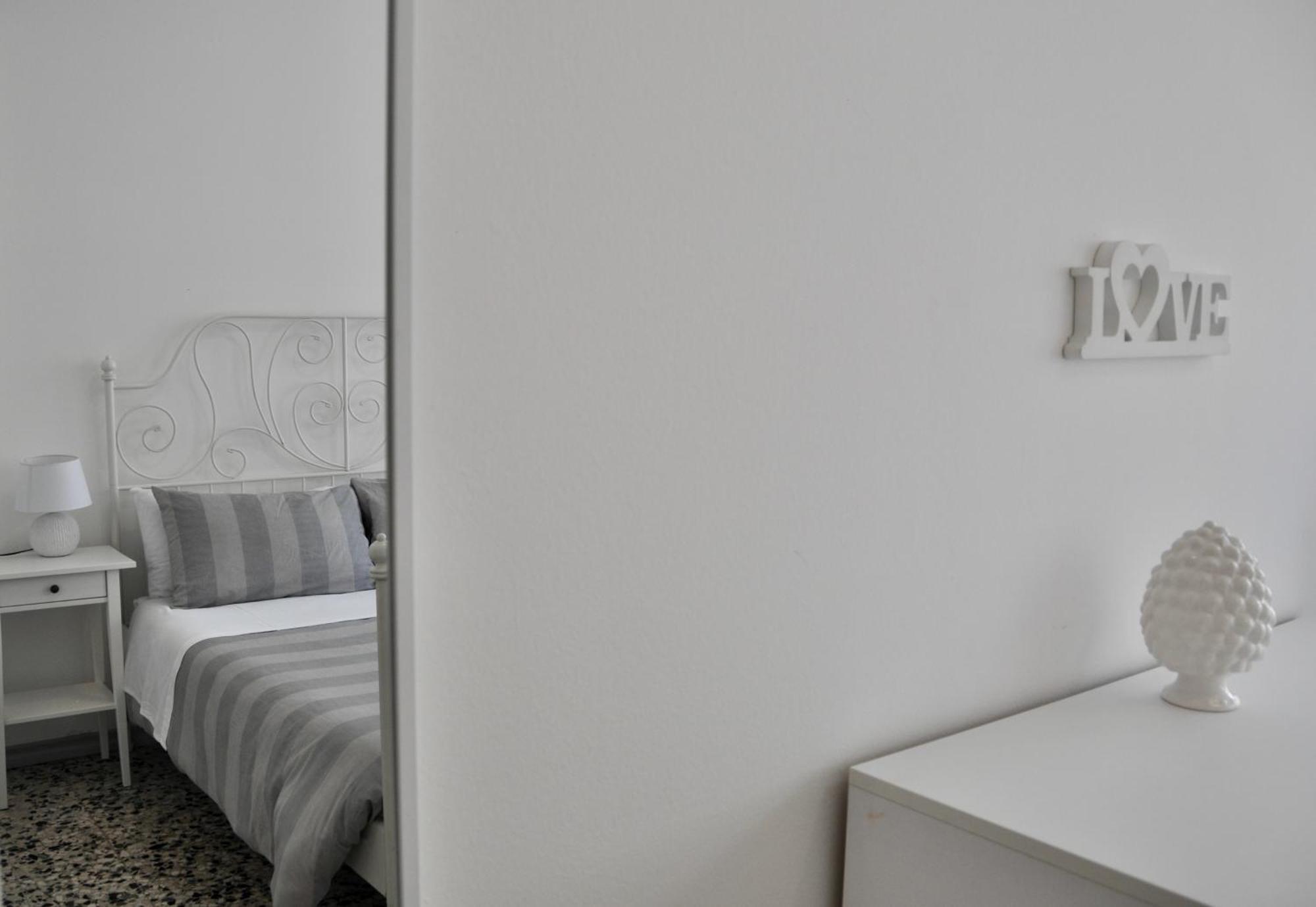 M.Aurelio Red Apartment Милано Екстериор снимка